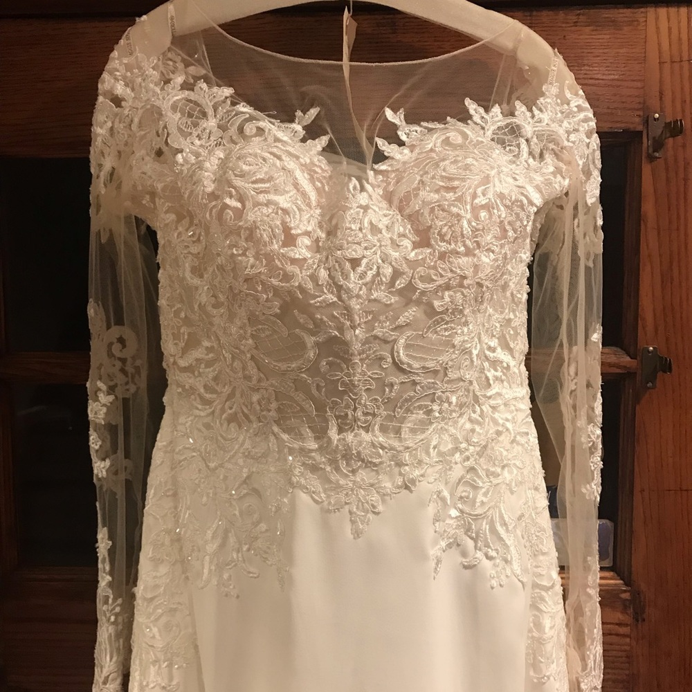 Never Worn Unaltered Wedding Gown - Picture 6 of 8